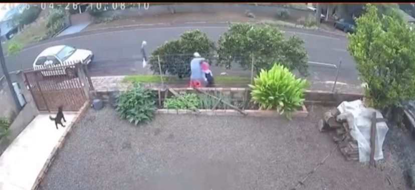 Imagens de uma câmera de segurança registraram os momentos que antecederam o crime e mostram a jovem caminhando pela calçada com o filho bebê no colo.