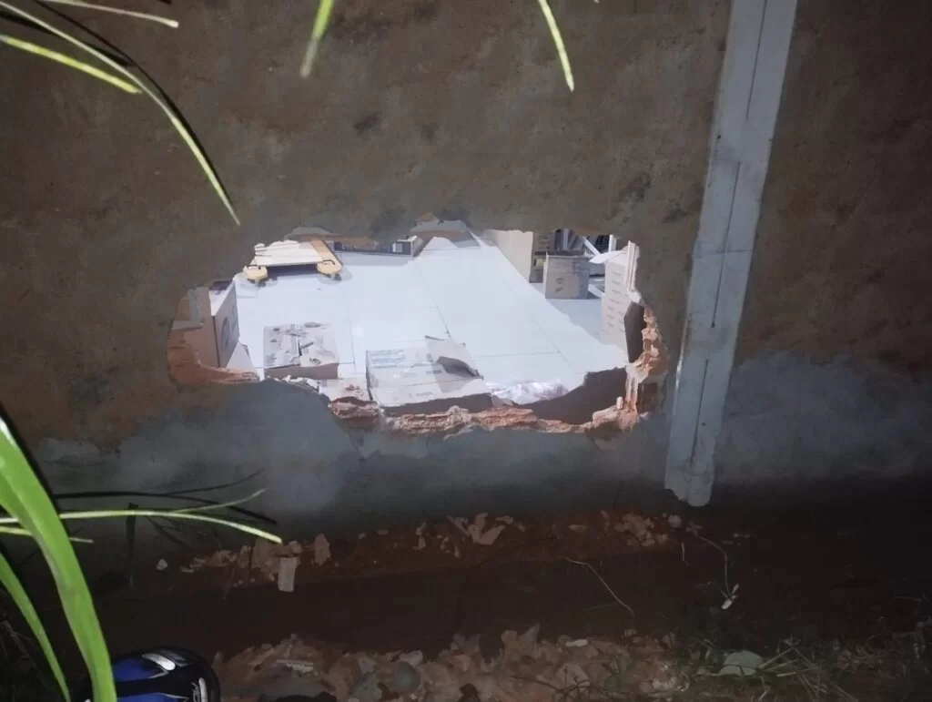 Imagem - Criminosos abrem buraco na parede de supermercado e furtam televisores em Parauapebas