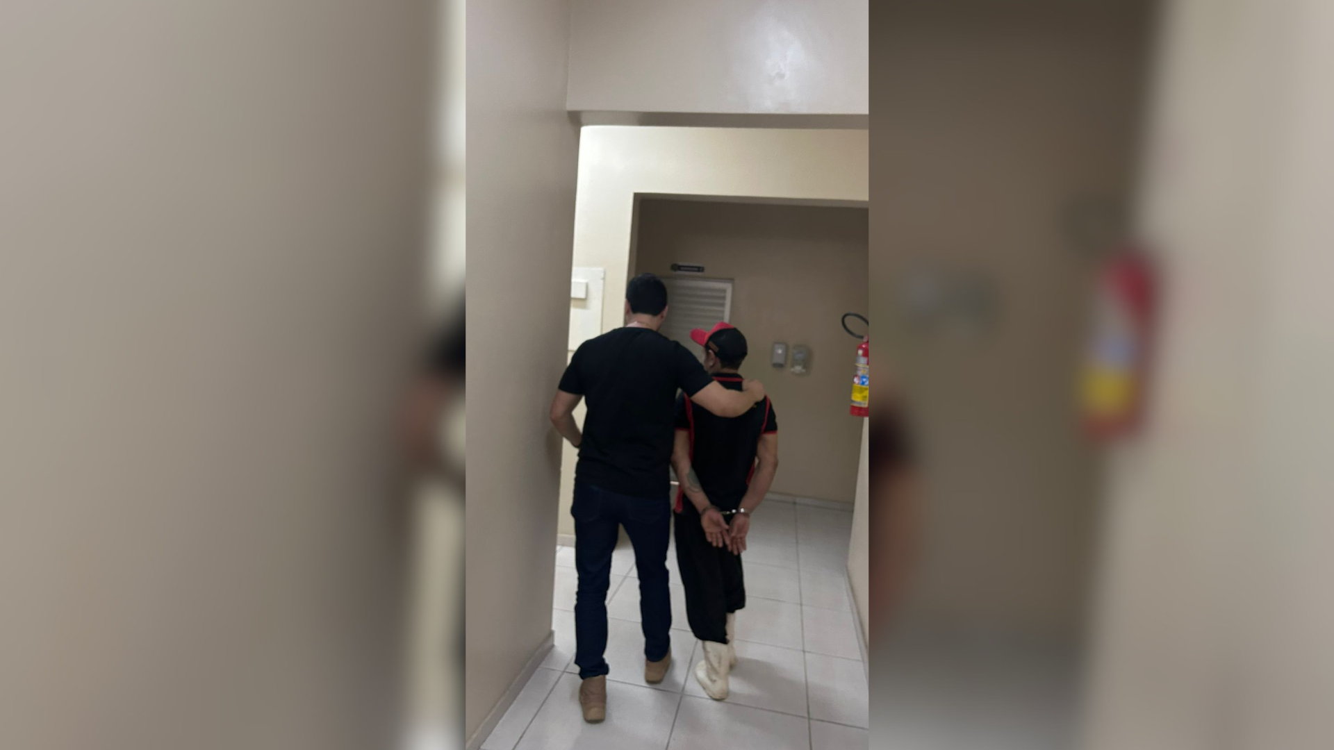 Suspeito também ameaçava a vítima e controlava sua rotina, segundo a Polícia Civil