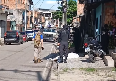 Vítima foi chamada por ocupantes de um carro e morreu no local; suspeitos fugiram