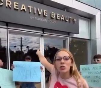 Imagem - Influenciadora trans protesta em frente a salão e chama caso de 'golpe' após polêmica com Jojo Todynho