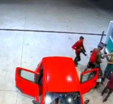 Imagem - Vídeo: com fuzis, criminosos ameaçam frentista em posto durante assalto em Marituba