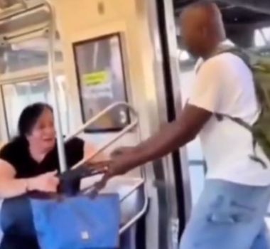 Imagem - Homem é agredido em metrô de Nova York após acusação falsa de furto