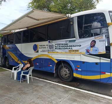 Imagem - TRE monta posto de atendimento em ônibus estacionado em praça pública