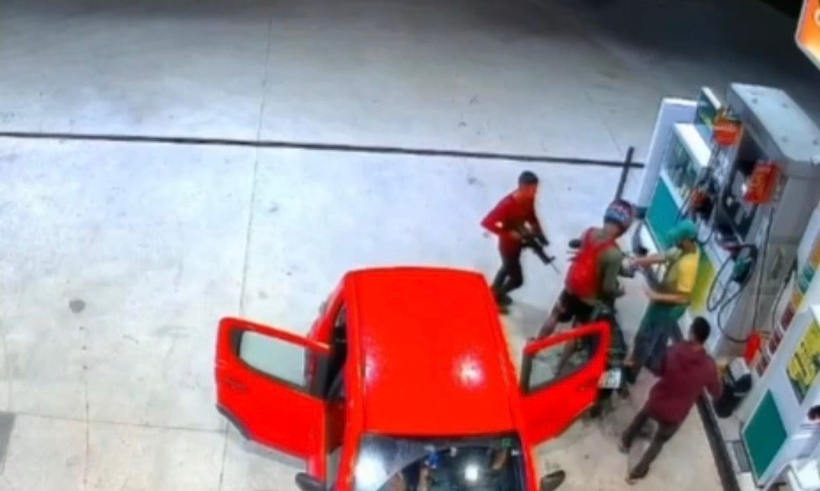 Com fuzis, criminosos ameaçam frentista em posto durante assalto em Marituba