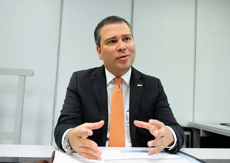 Defesa afirma que executivo quer colaborar com autoridades e busca melhores condições para acordo