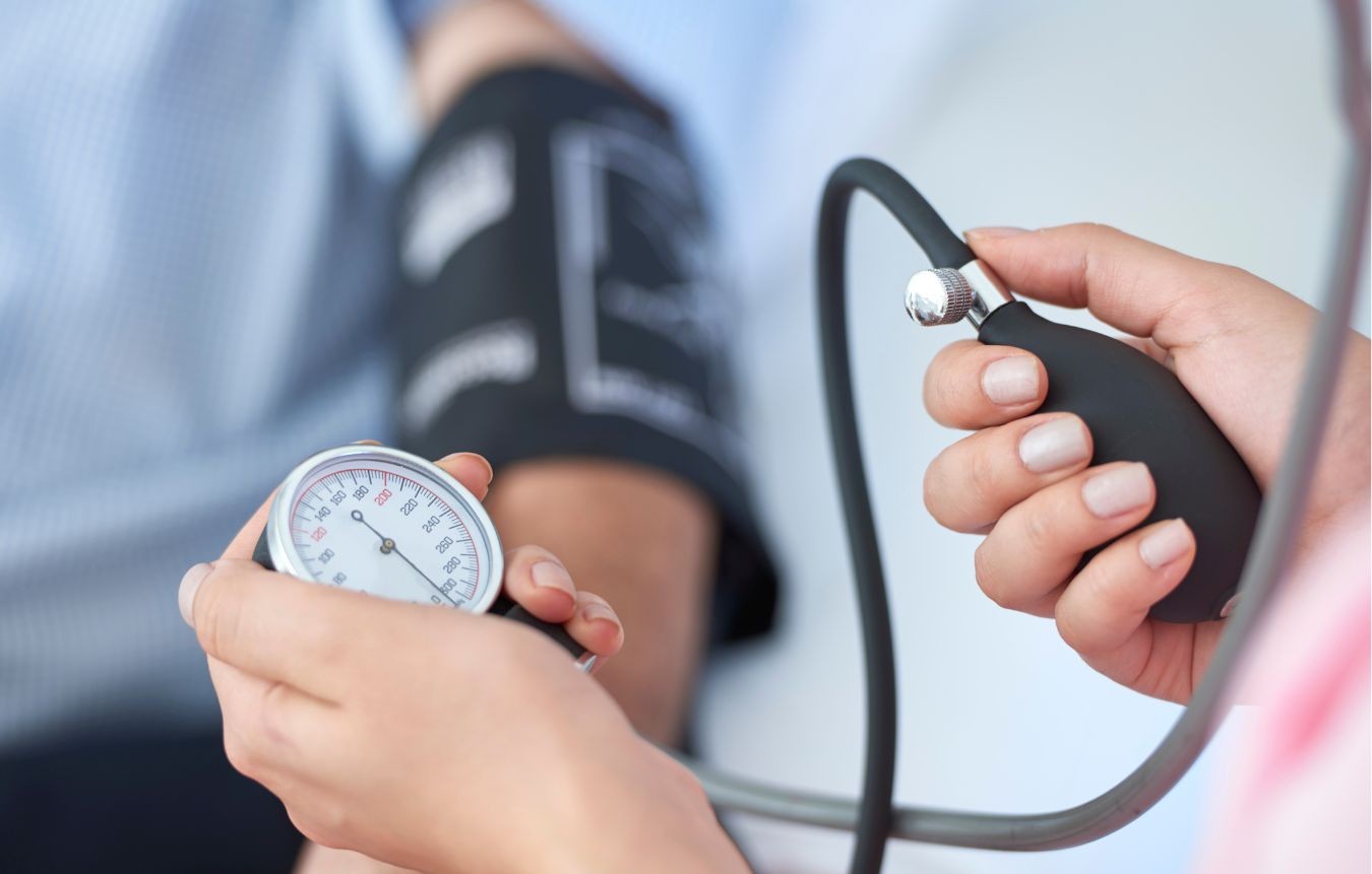 Hipertensão arterial é um dos principais fatores de risco para o desenvolvimento de doenças cardiovasculares.