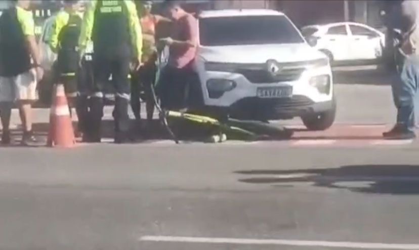 Imagens que circulam nas redes mostram o momento após o impacto, com equipes de atendimento prestando socorro no local