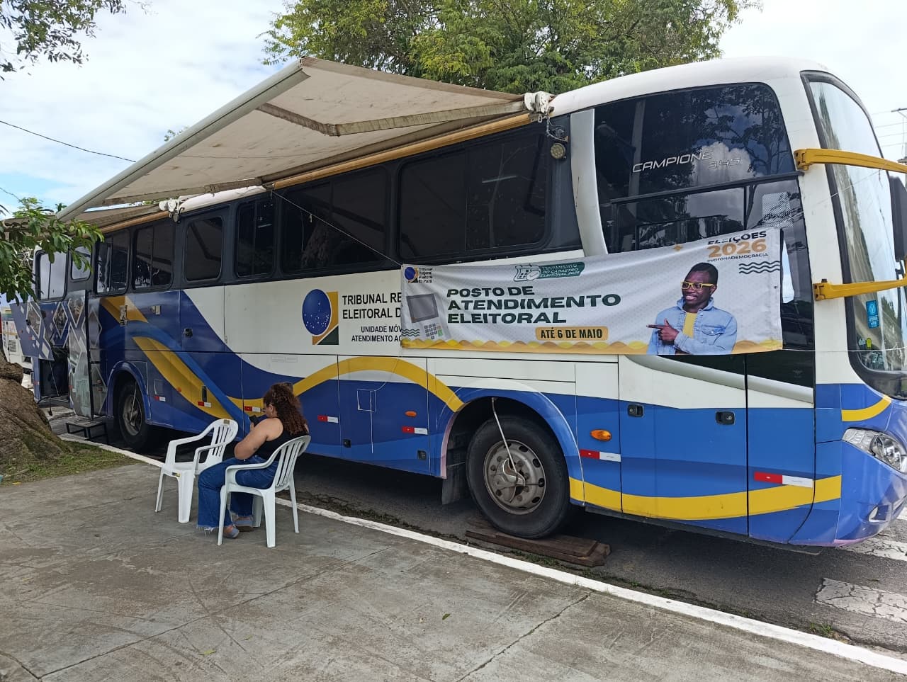 Posto de atendimento instalado em ônibus na Praça Matriz de Mosqueiro