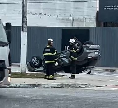 Imagem - Batida entre veículos termina com carro capotado no bairro da Pedreira, em Belém