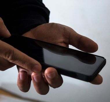 Imagem - Influenciador diz que teve celular roubado em ônibus após ladrões simularem vômito de bebê