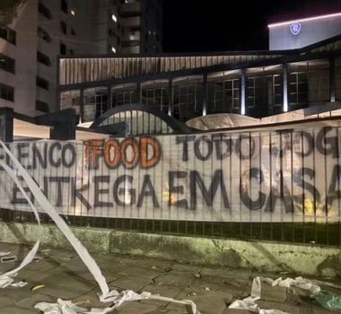 Imagem - Sede do Remo amanhece com faixas de protesto contra presidente e elenco