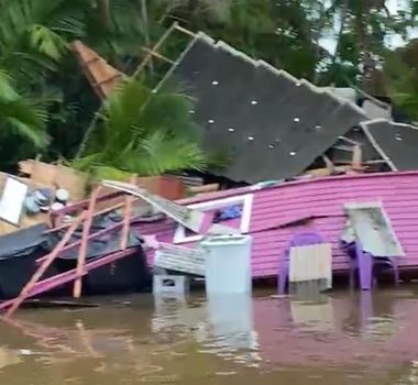 Imagem - Família ribeirinha perde tudo após casa ser atingida por balsa em rio no Marajó