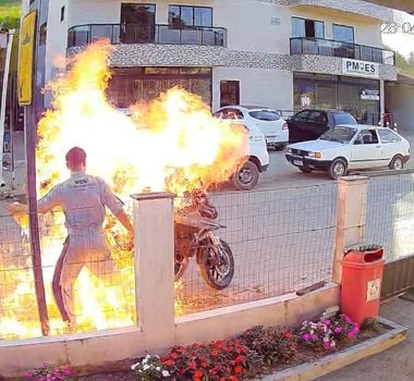 Imagem - Homem ateia fogo na própria moto durante fiscalização da PM e mãe acaba sendo atingida