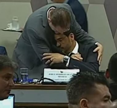 Imagem - Líder do PL abraça Messias em sabatina, é criticado e se explica: ‘Princípio de educação’