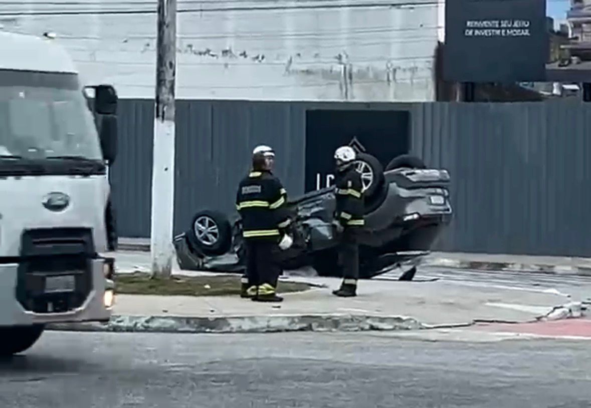 Batida entre veículos termina com carro capotado no bairro da Pedreira, em Belém