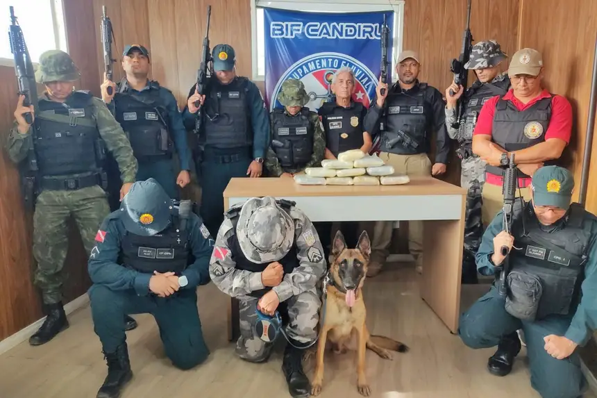 Equipe da Base Candiru e o cão farejador Tupã.