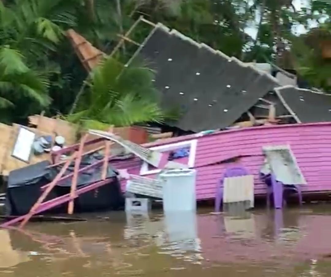 Família ribeirinha perde tudo após casa ser atingida por balsa em rio no Marajó