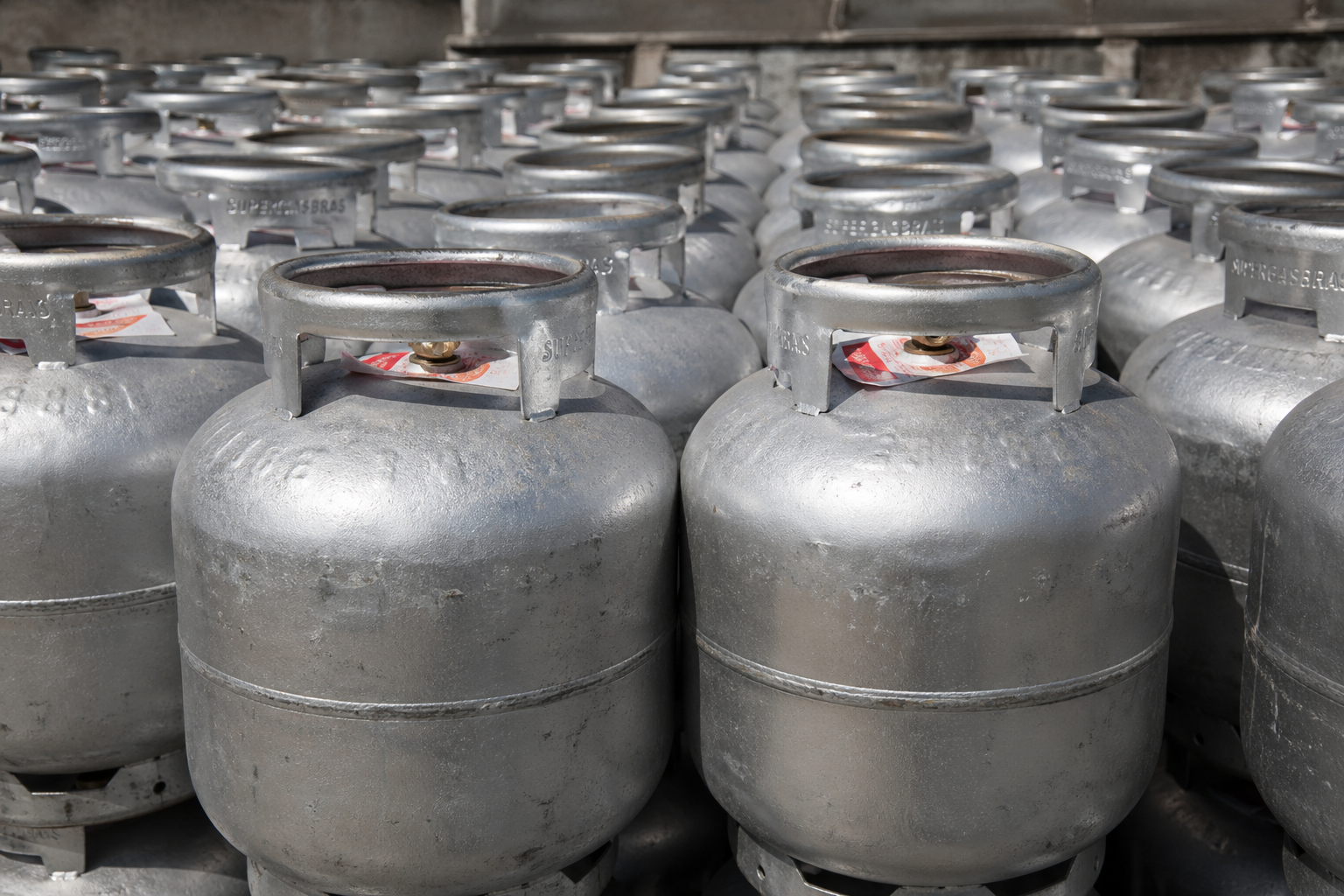 Governo libera R$ 330 milhões para conter aumento do gás de cozinha - 