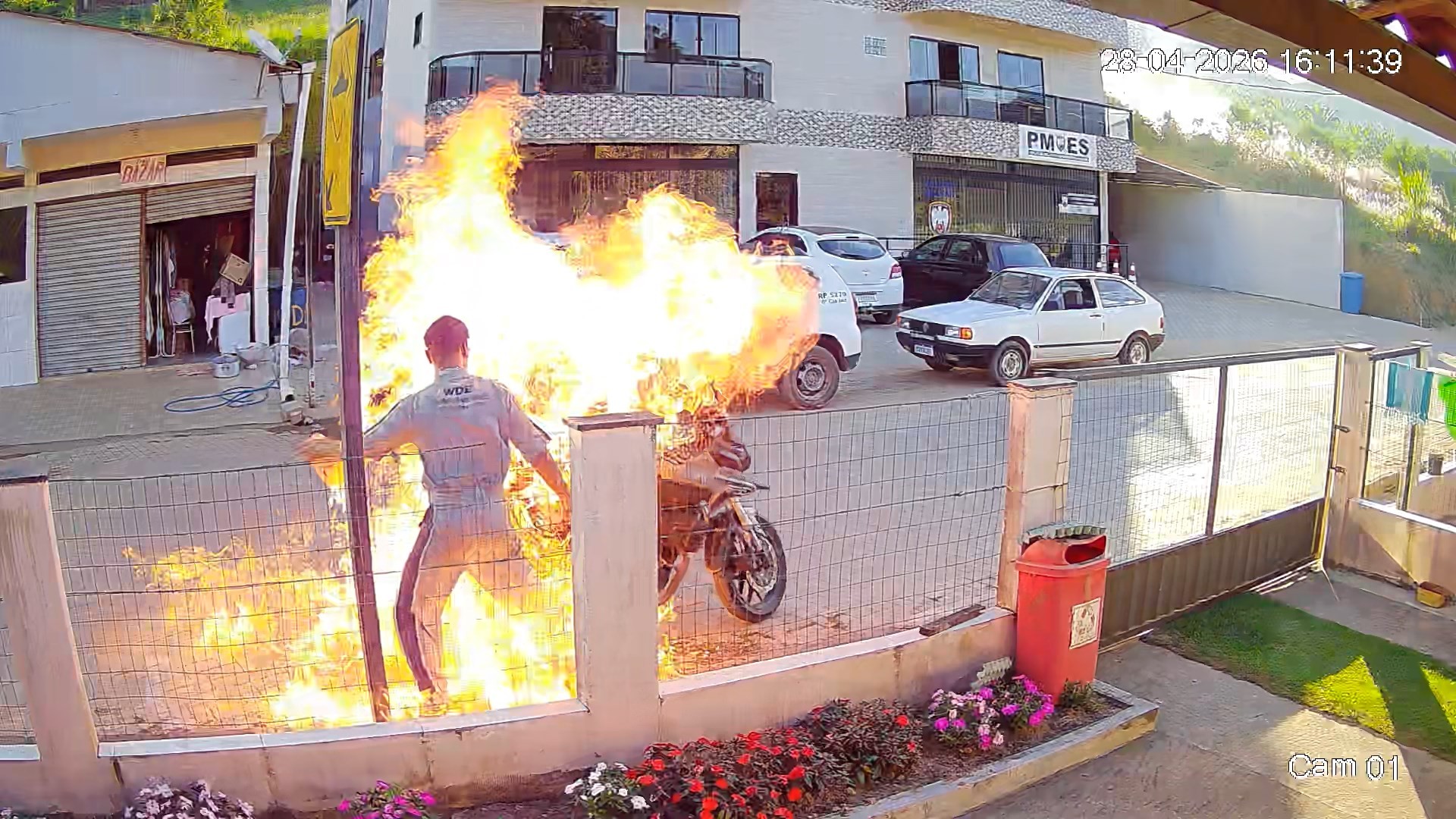 Homem ateia fogo na própria moto durante fiscalização da PM e mãe acaba sendo atingida