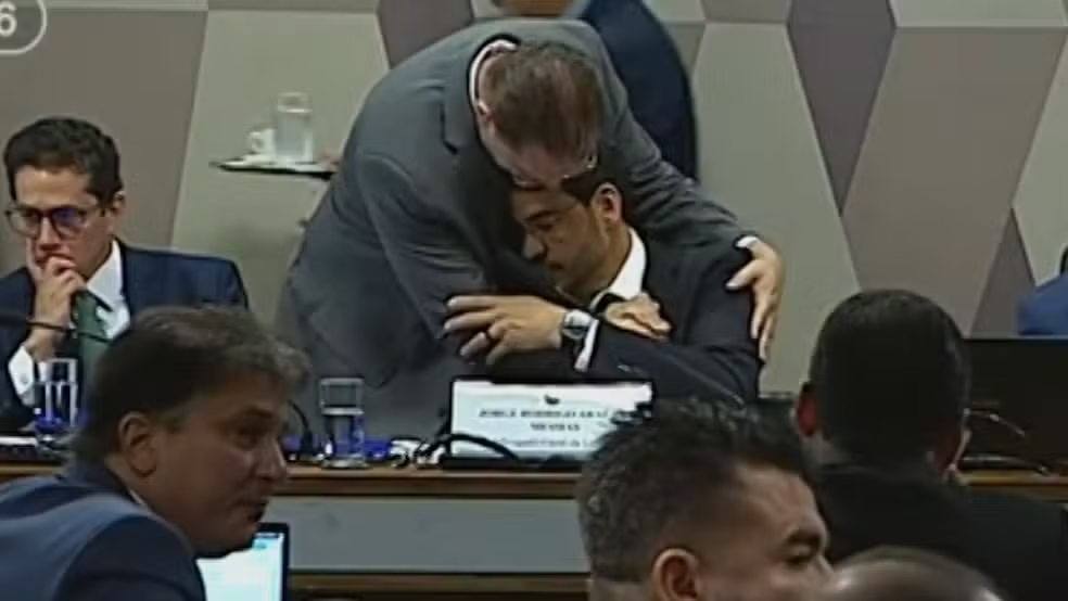 Imagem - Líder do PL abraça Messias em sabatina, é criticado e se explica: ‘Princípio de educação’