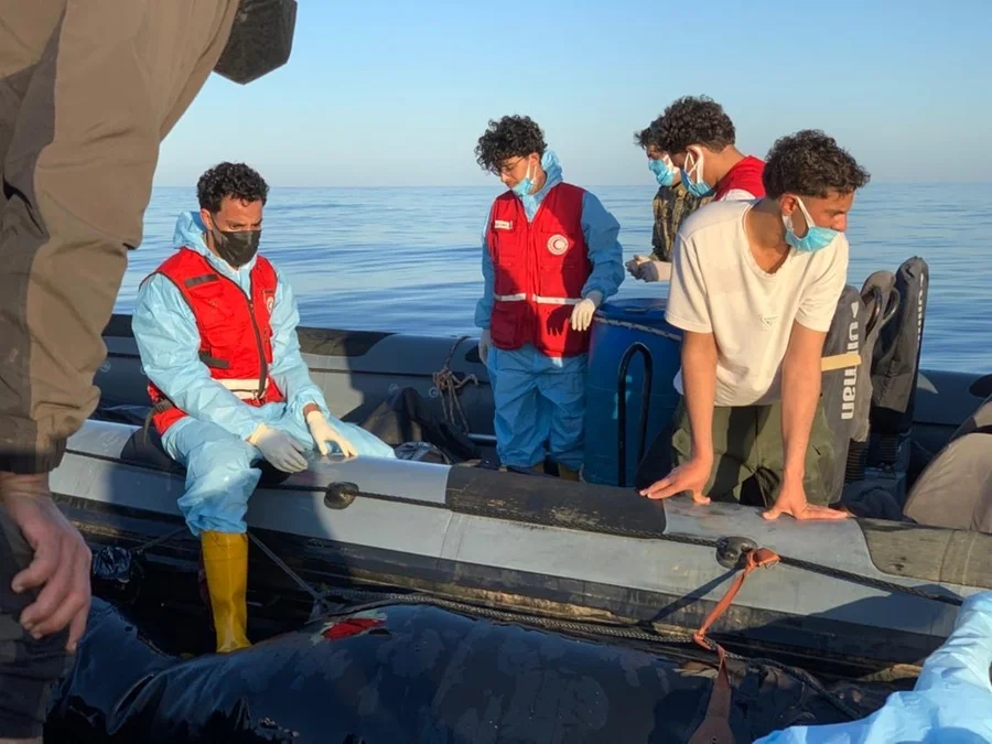 17 migrantes morrem após barco ficar à deriva por oito dias