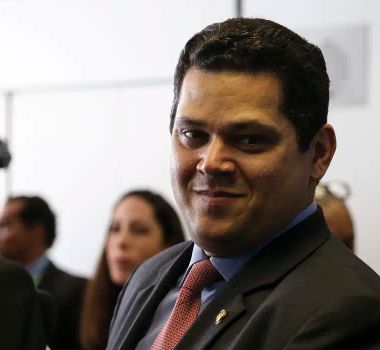 Imagem - Alcolumbre tenta reduzir pena de Bolsonaro sem afetar crimes graves