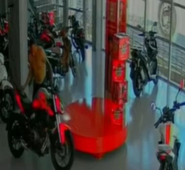 Imagem - Dupla furta moto de luxo de concessionária em Várzea Grande