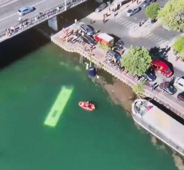 Imagem - Ônibus de treinamento cai no rio Sena e mobiliza grande operação de resgate nos arredores de Paris