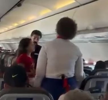 Imagem - Pregadora mirim faz discurso religioso em voo, é interrompida por comissários e vídeo viraliza nas redes