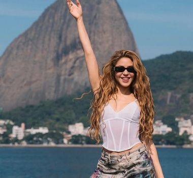 Imagem - Shakira aparece na varanda do Copacabana Palace e acena para fãs no Rio