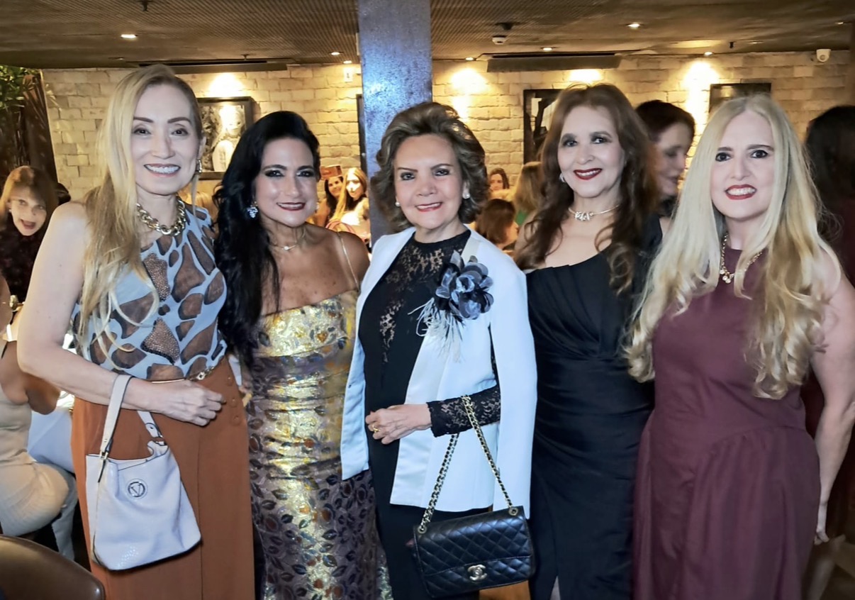 A aniversariante com as amigas Sylvia Cruz, Walda Bandeira, Maria Antonia Borges e Alessandra Bastiani