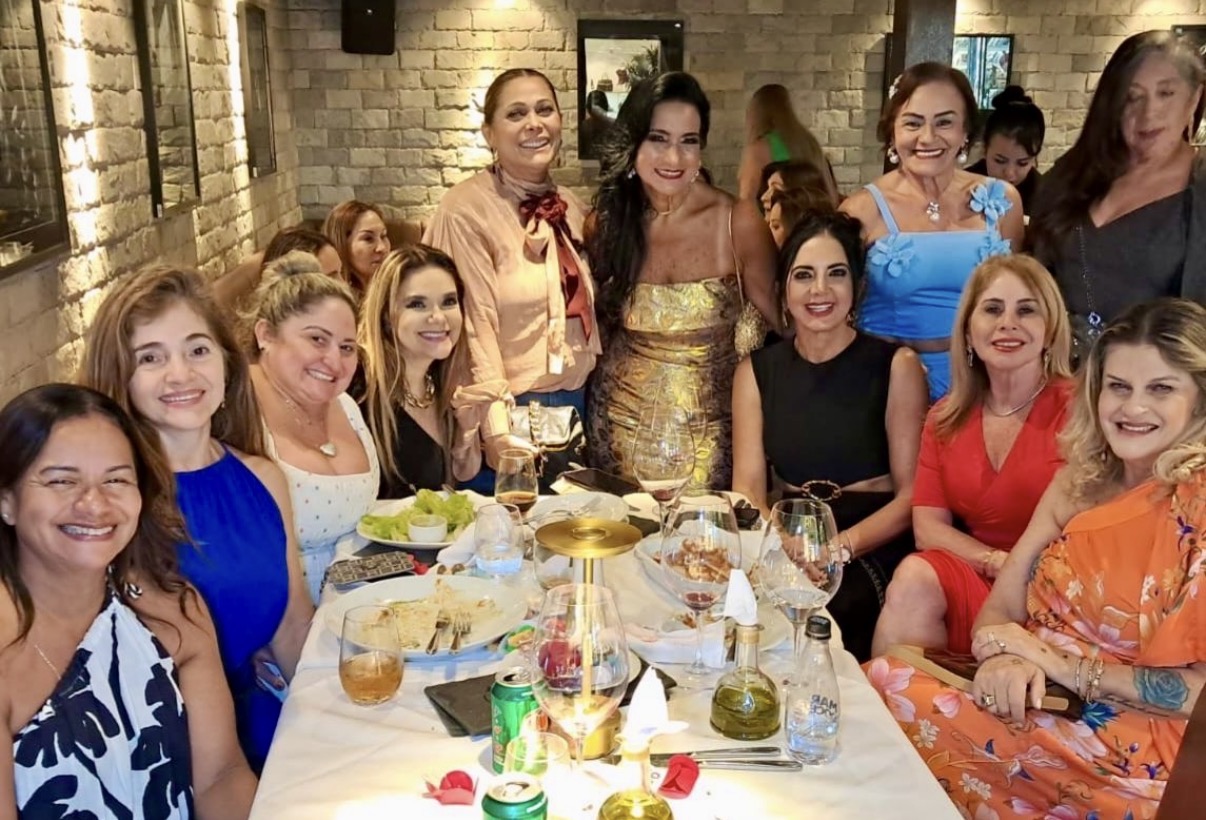 A aniversariante com um grupo de amigas 