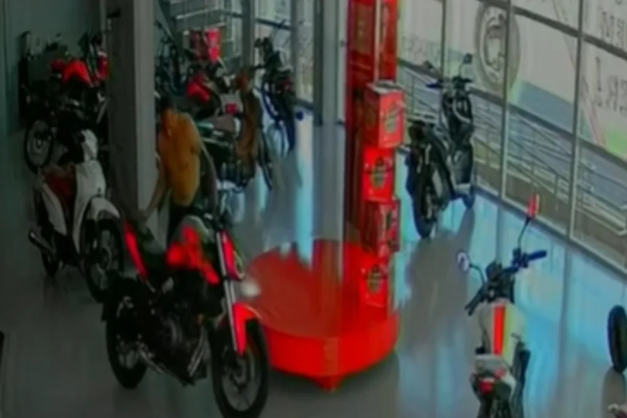 Dupla furta moto de luxo de concessionária em Várzea Grande