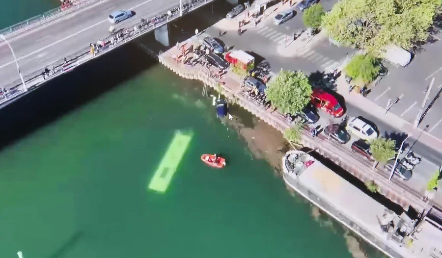 Ônibus de treinamento cai no rio Sena e mobiliza grande operação de resgate nos arredores de Paris
