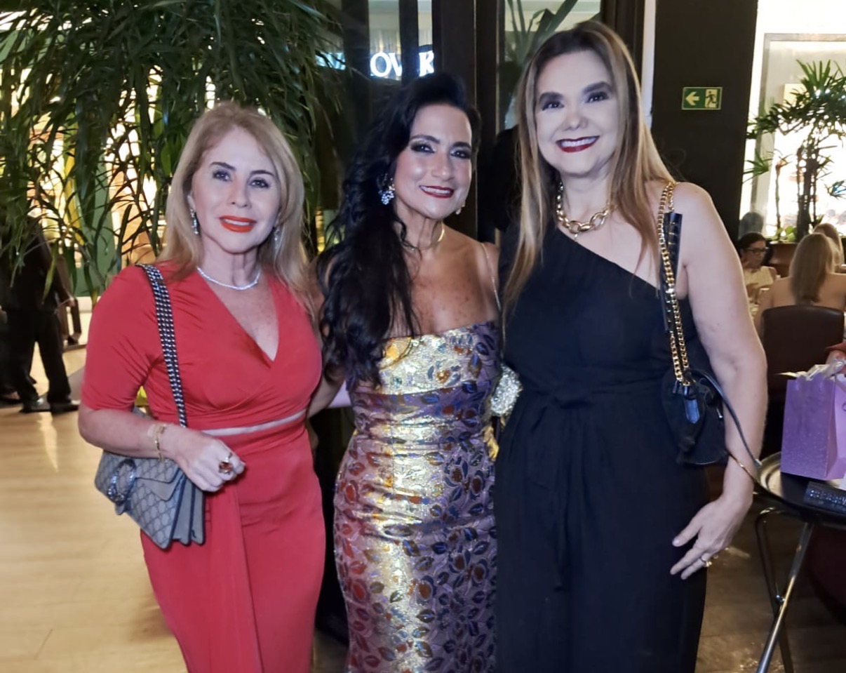 Rebeca Hesketh e Nazaré Mello foram abraçar a amiga 