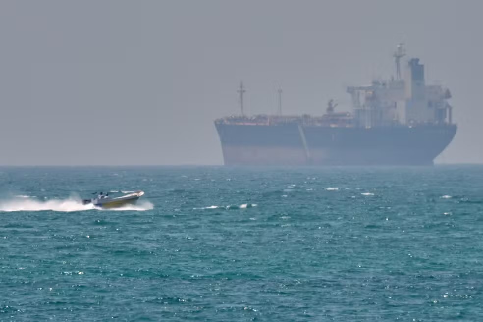 A reportagem também aponta que o Irã considera atingir cabos submarinos de telecomunicações na região