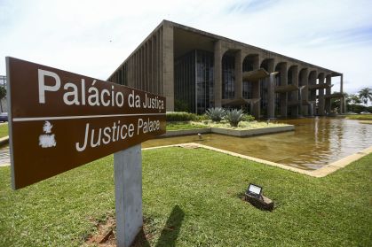 Dados do Ministério da Justiça revelam queda histórica em homicídios e latrocínios no primeiro trimestre de 2026, impulsionada por recorde de prisões e integração policial.