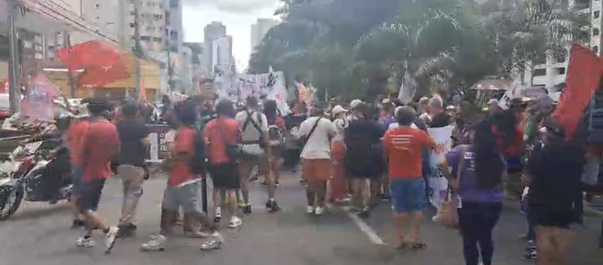 Manifestação contra escala 6x1 termina em confusão e trânsito lento, em Belém
