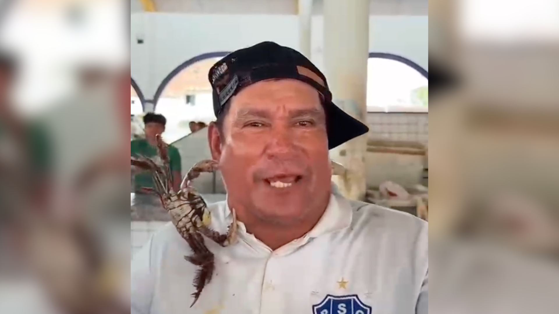 Vídeo publicado nesta sexta-feira mostra homem suportando beliscões de caranguejos na orelha