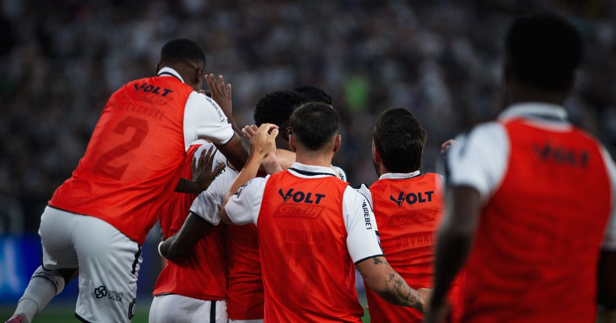 Jogadores do Remo comemoram gol da vitória sobre o Botafogo