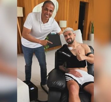 Imagem - Arrascaeta usa tecnologia ligada a Cristiano Ronaldo após cirurgia no ombro