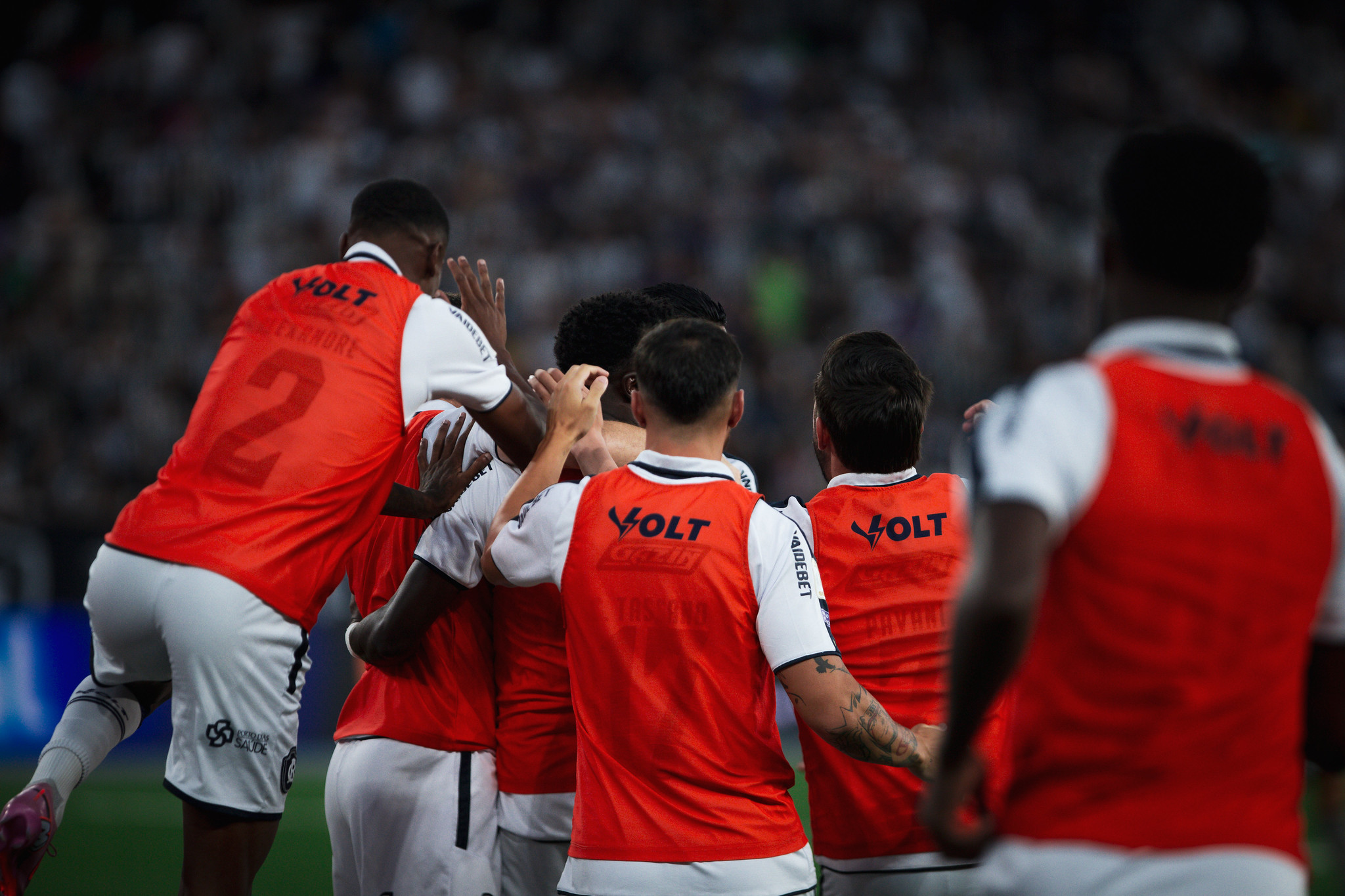 Jogadores do Remo comemoram gol da vitória sobre o Botafogo