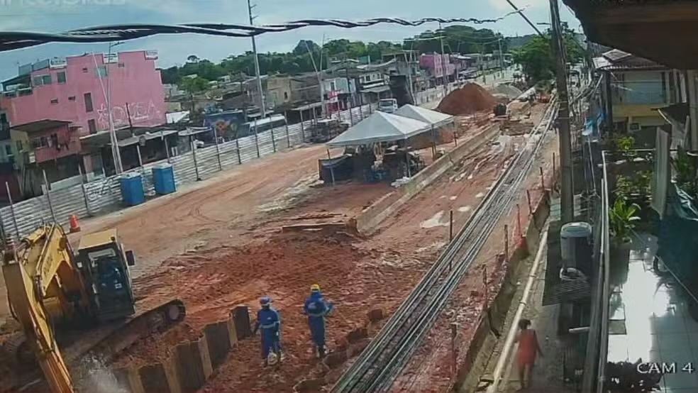 O problema ocorreu quando uma escavadeira, utilizada no serviço, atingiu a estrutura subterrânea


