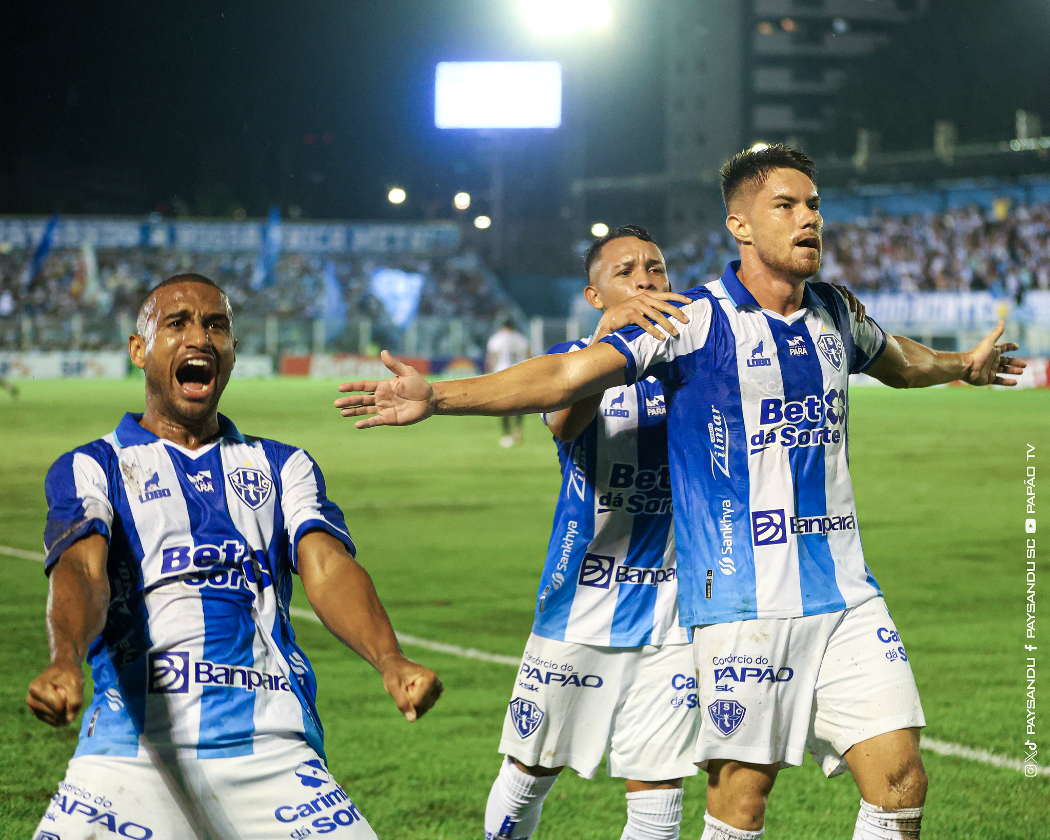 Jogadores do Paysandu comemoram vitória