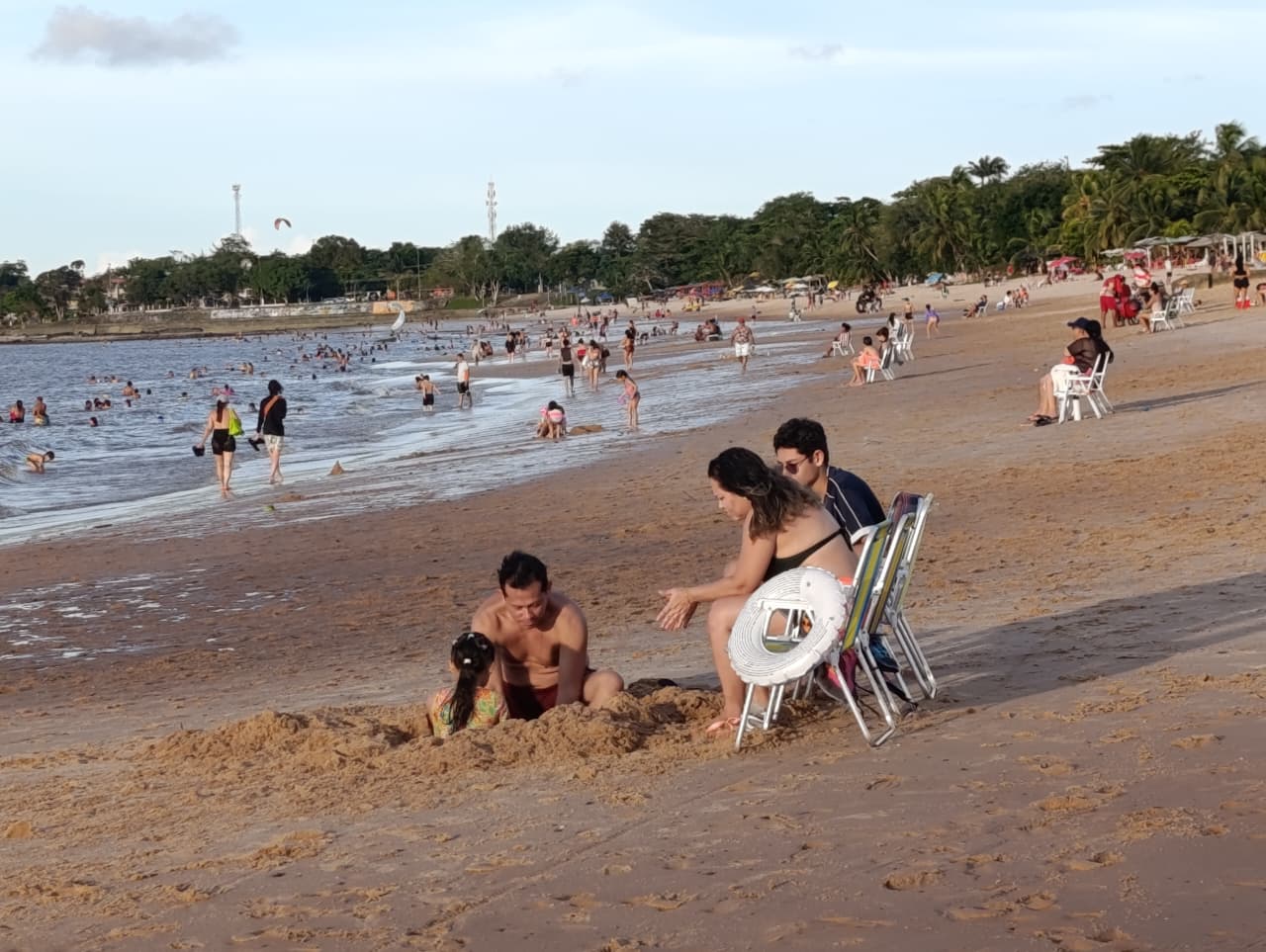 Praia do Farol, em Mosqueiro, na tarde de sábado