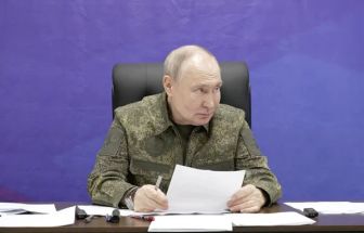 Rússia anuncia cessar-fogo temporário e aguarda resposta da Ucrânia durante o Dia da Vitória