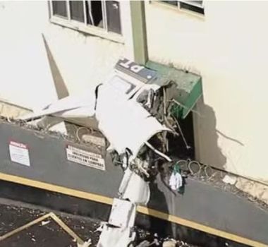 Imagem - Vídeo: Avião atinge prédio e cai em bairro de Belo Horizonte