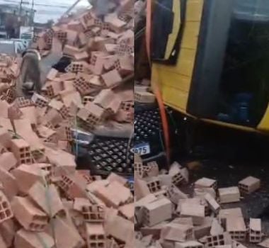 Imagem - Caminhão tomba em rotatória e carga de tijolos atinge carros na Rodovia do Tapanã