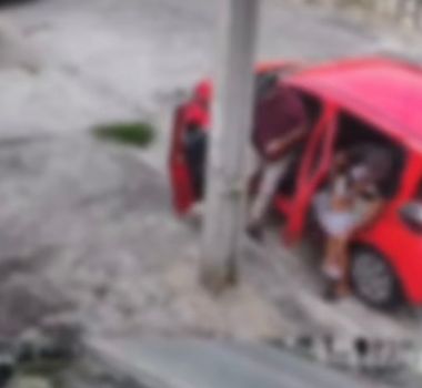 Imagem - Motorista de app é pego por câmeras ao furtar compras de passageira